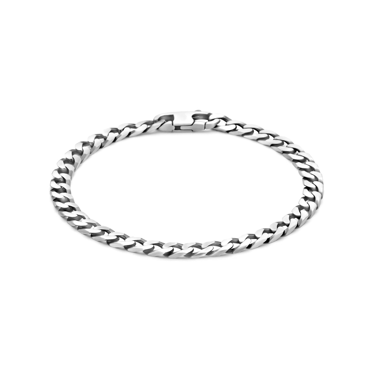 Vooraanzicht van de geoxideerd zilveren gourmette armband voor heren in de maat 21 cm.