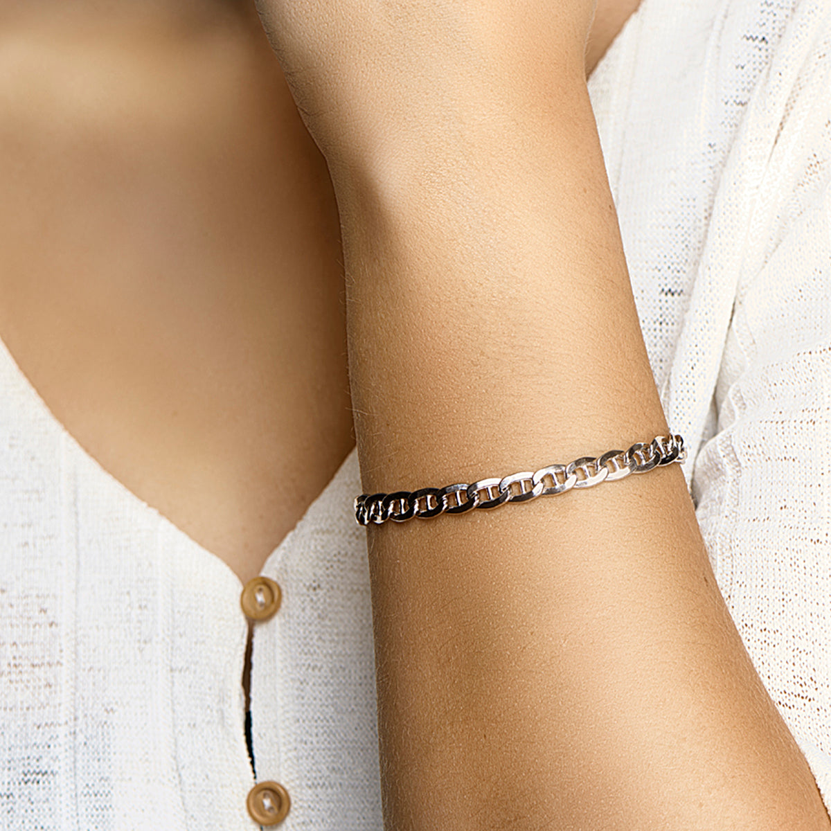 Anker armband: model draagt de 925 gerhodineerd zilveren anker armband van 6,5 mm breed, lengte 19 cm