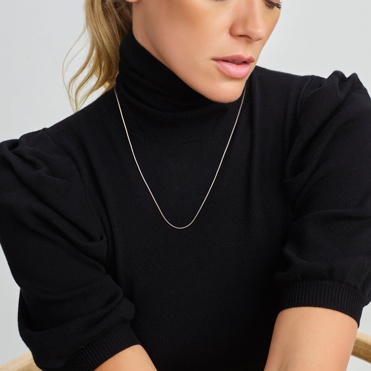 Zilveren ankerketting: model draagt de 925 gerhodineerd zilveren gediamanteerde ankerhalsketting van 1,3 mm breed, lengte 70 cm
