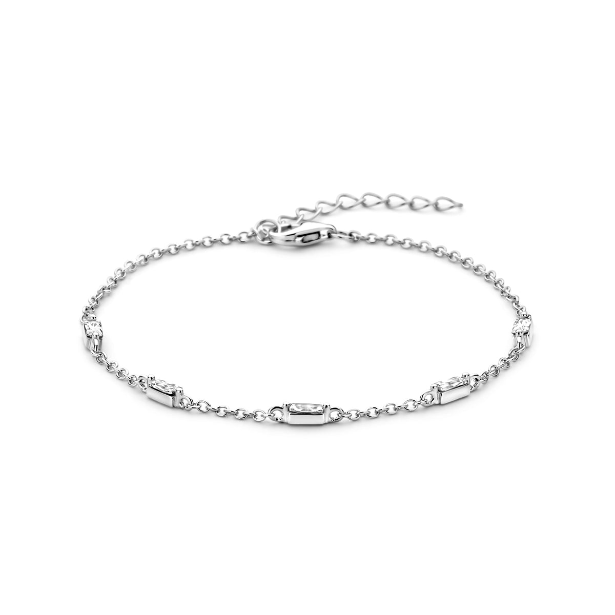 Vooraanzicht van de zilveren ankerarmband met zirkonia.
