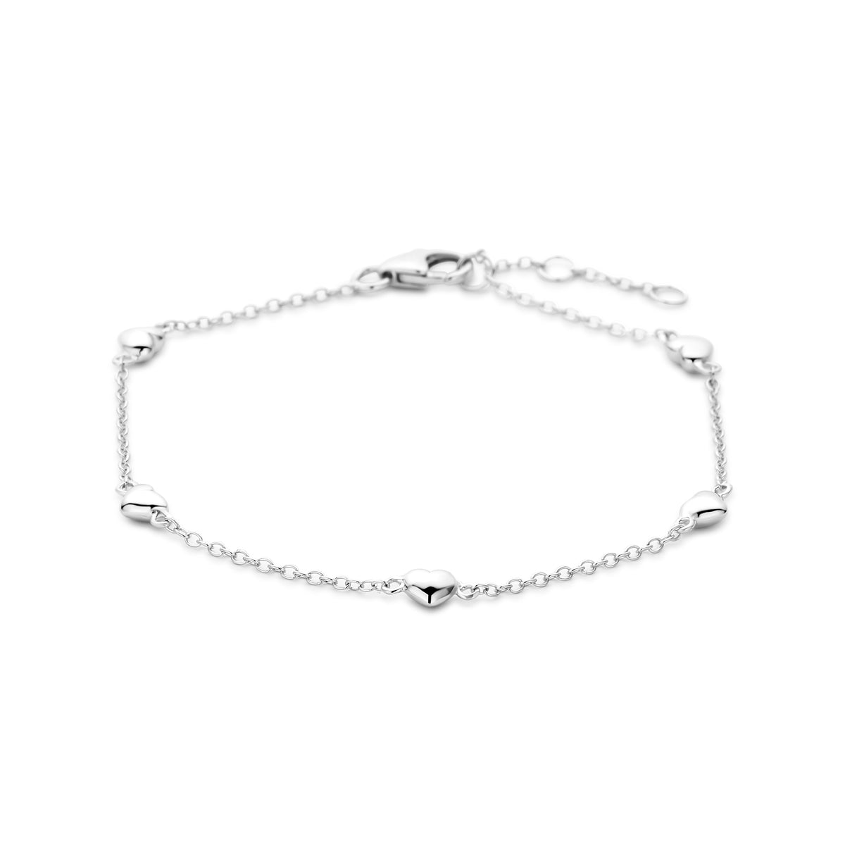Vooraanzicht van de zilveren armband met hartjes.