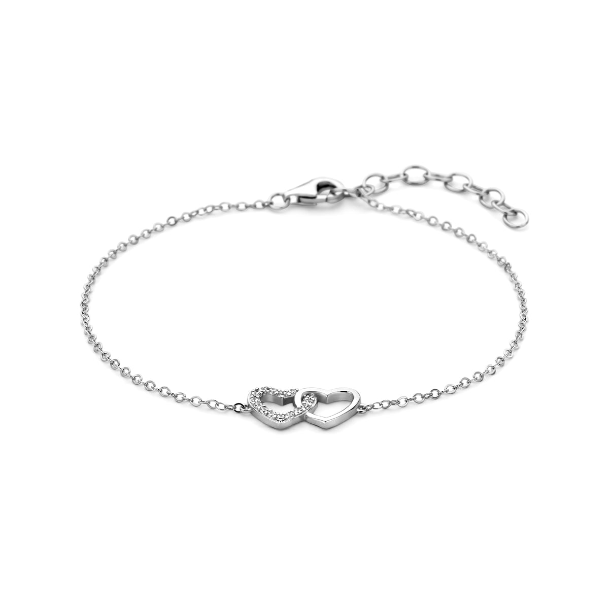 Vooraanzicht van de zilveren armband met hartjes en zirkonia.