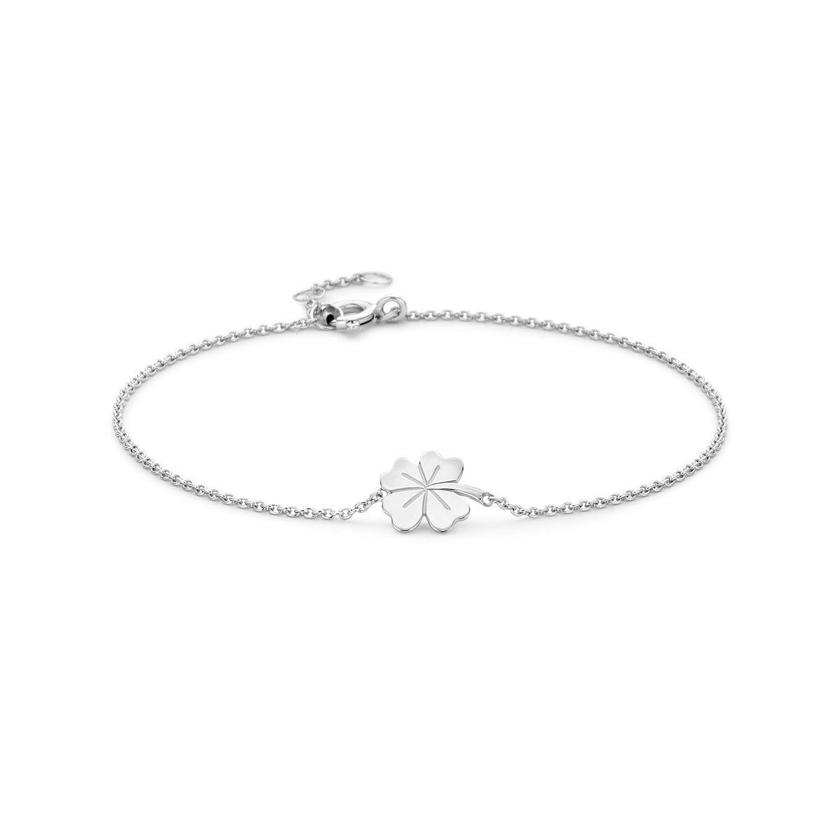 Vooraanzicht van de zilveren armband met klavertje.
