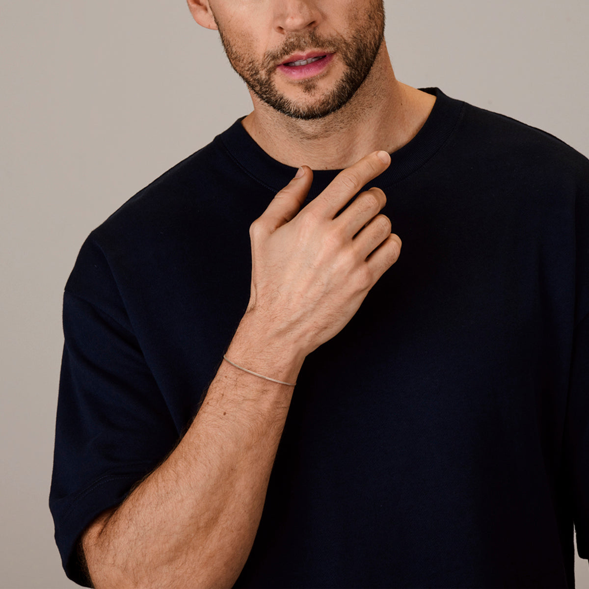 Zilveren gourmet armband: model draagt de 925 gerhodineerd zilveren gourmette armband van 1,4 mm breed