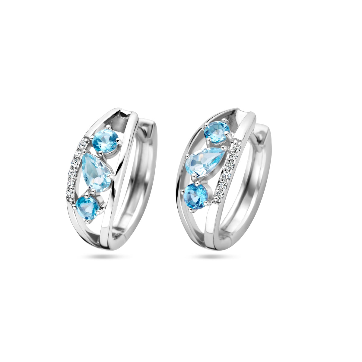 Vooraanzicht van de 925 gerhodineerd zilveren blauwe topaas klapoorringen, 18 mm hoog en 6,5 mm breed.