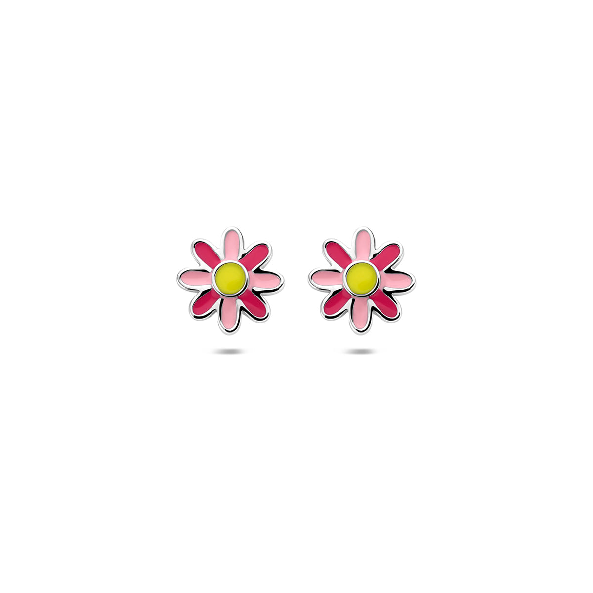 Vooraanzicht van de zilveren bloem kinderoorknopjes met emaille.