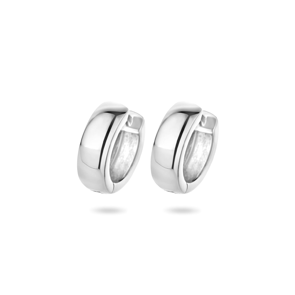 Vooraanzicht van de zilveren bolle klapoorringen van 12,5 mm.