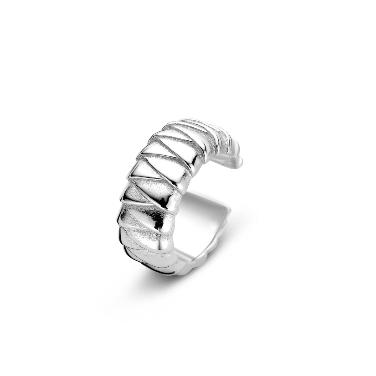 Vooraanzicht van de zilveren brede ear cuff.