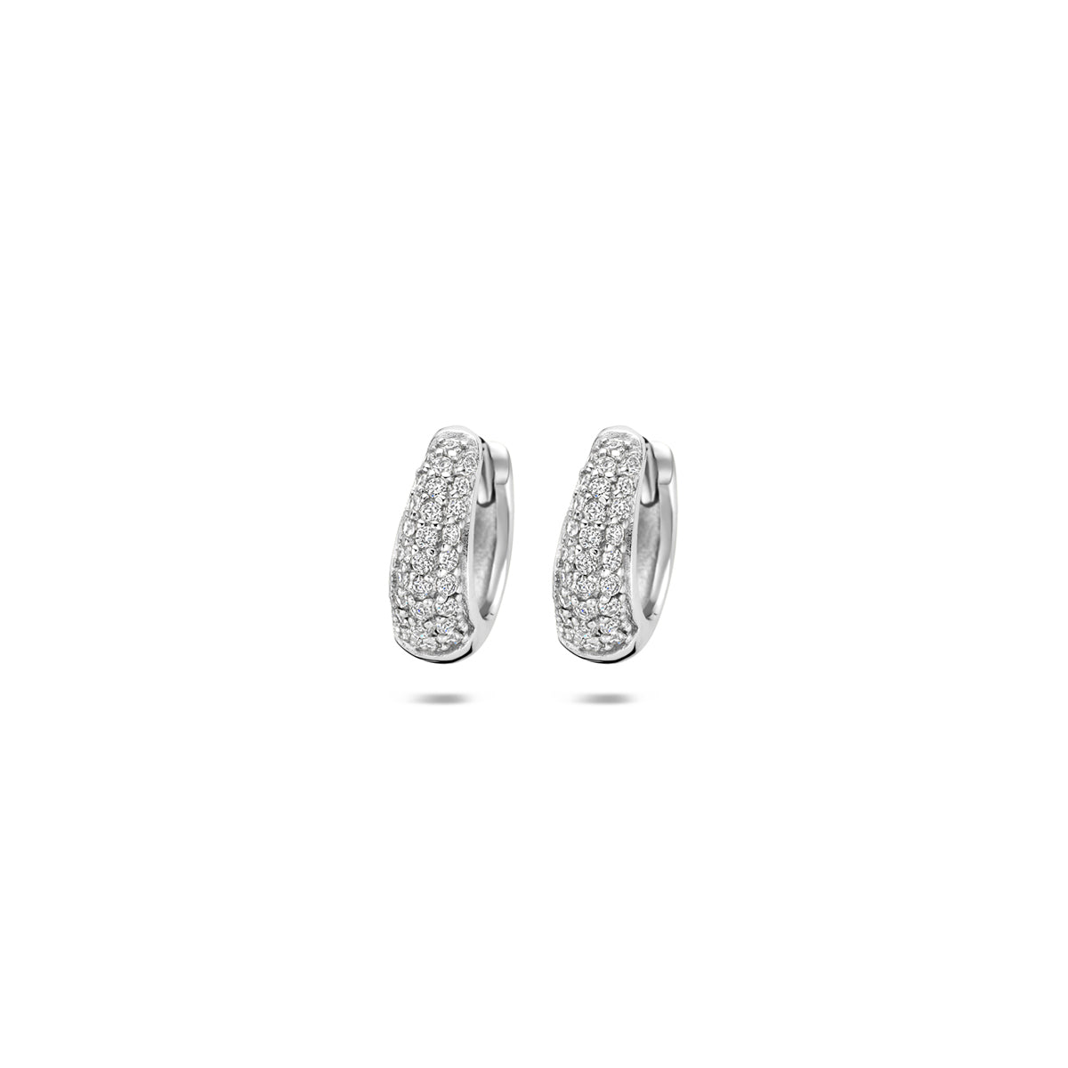 Vooraanzicht van de zilveren brede klapoorringen met zirkonia in de maat 10,5 mm.