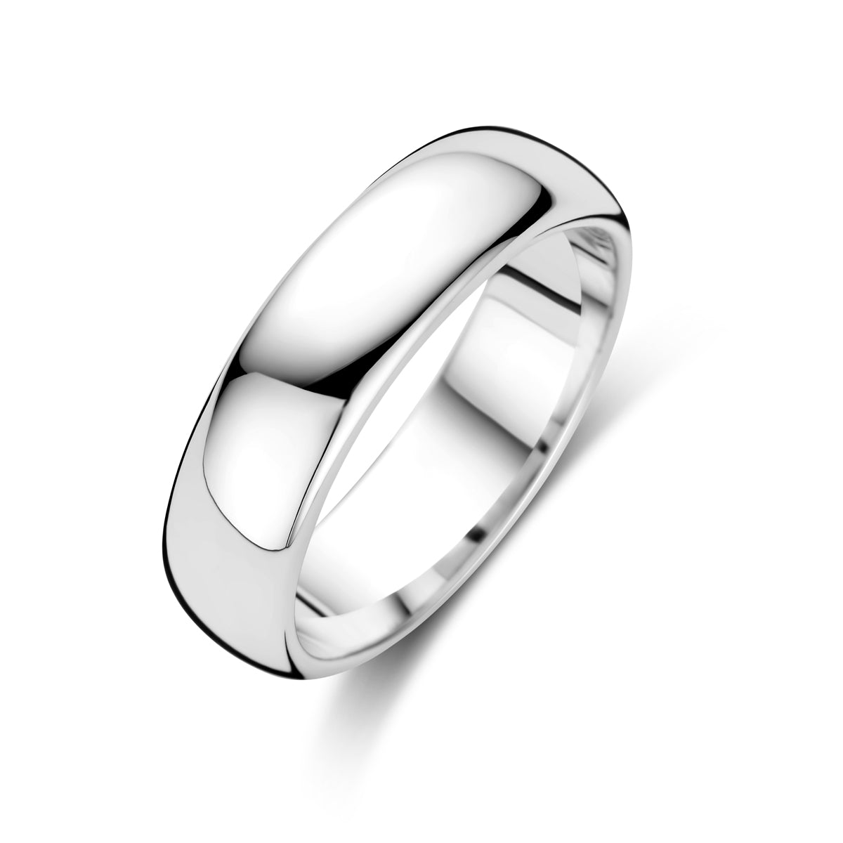 Schuin bovenaanzicht van de zilveren brede ring.