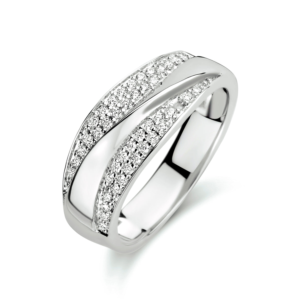Schuin bovenaanzicht van de zilveren brede ring met pavé zirkonia.