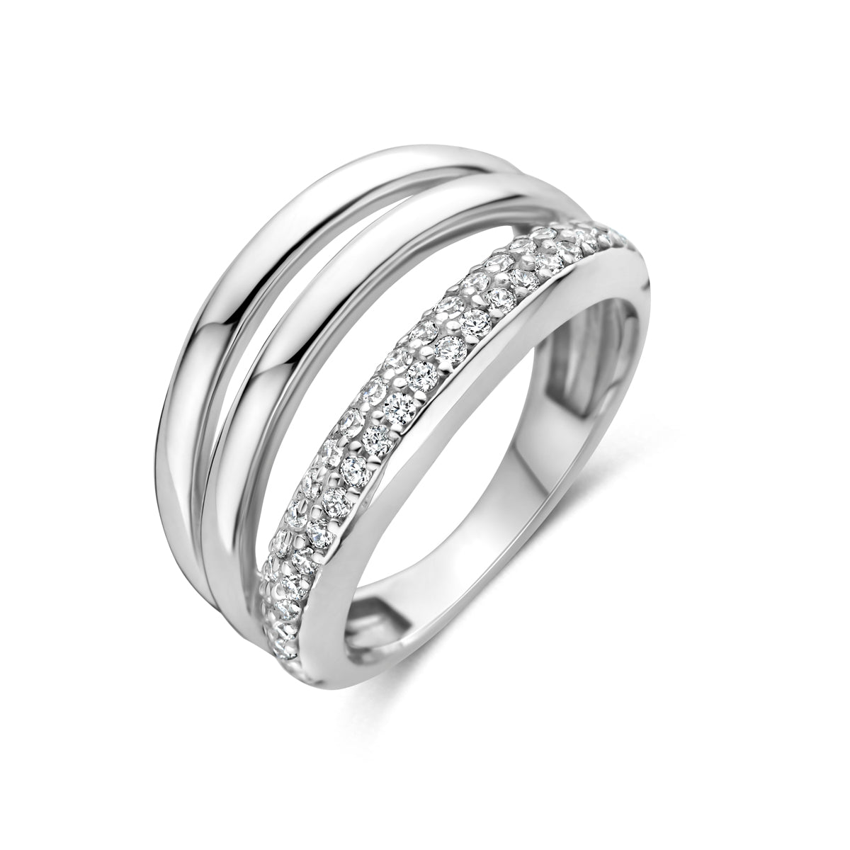 Schuin bovenaanzicht van de zilveren brede ring met zirkonia.