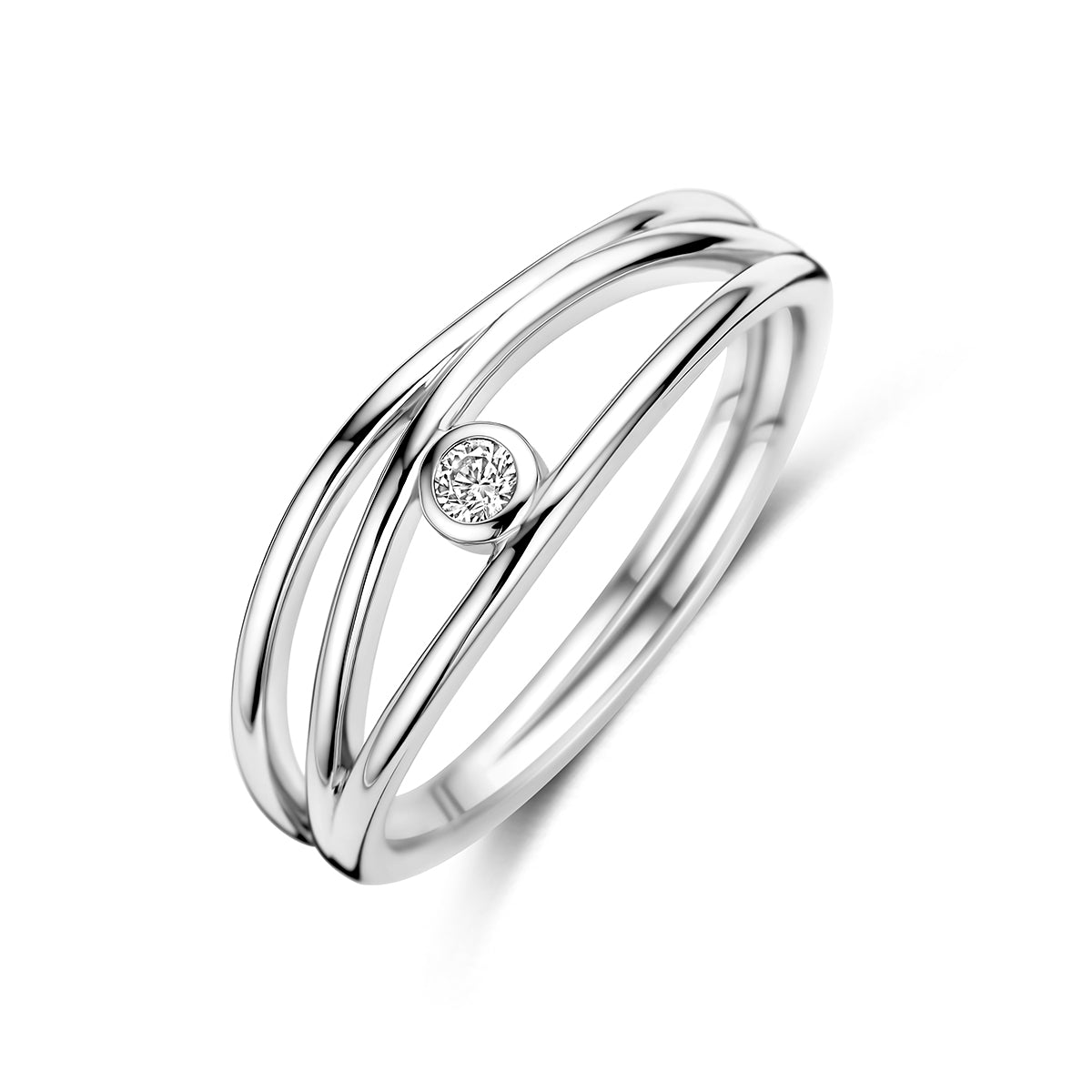 Schuin bovenaanzicht van de zilveren brede ring met zirkonia.