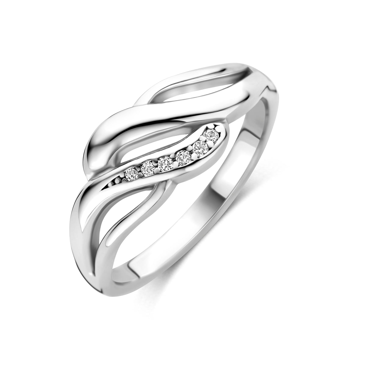 Schuin bovenaanzicht van de zilveren brede ring met zirkonia.