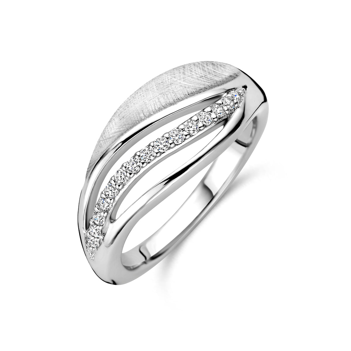 Schuin bovenaanzicht van de zilveren brede ring met zirkonia.