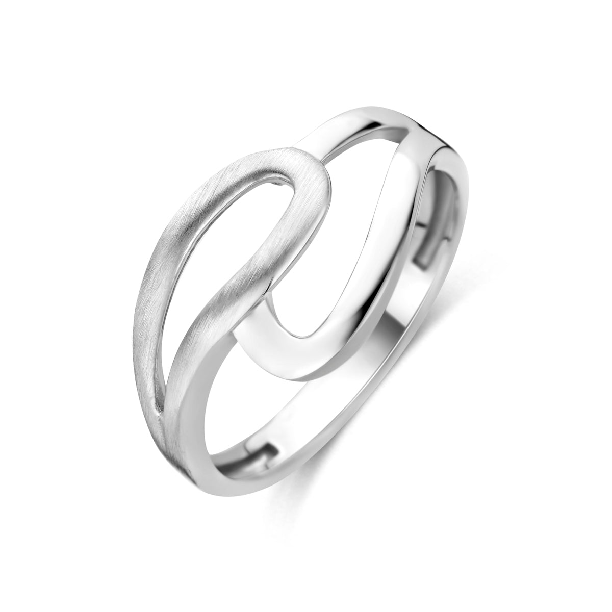 Schuin bovenaanzicht van de zilveren brede ring.