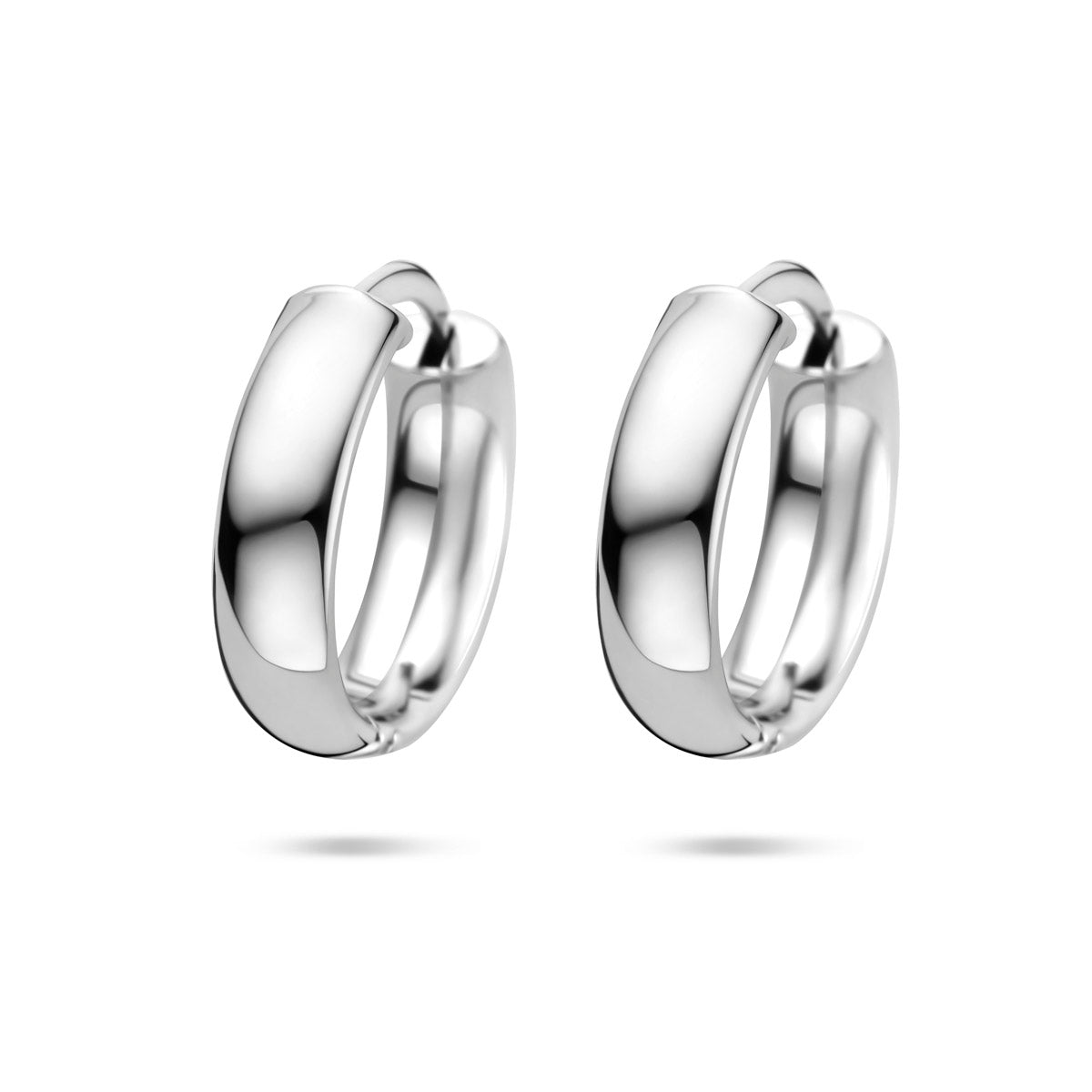 Vooraanzicht van de zilveren dikke buis klapoorringen in de maat 18 mm.