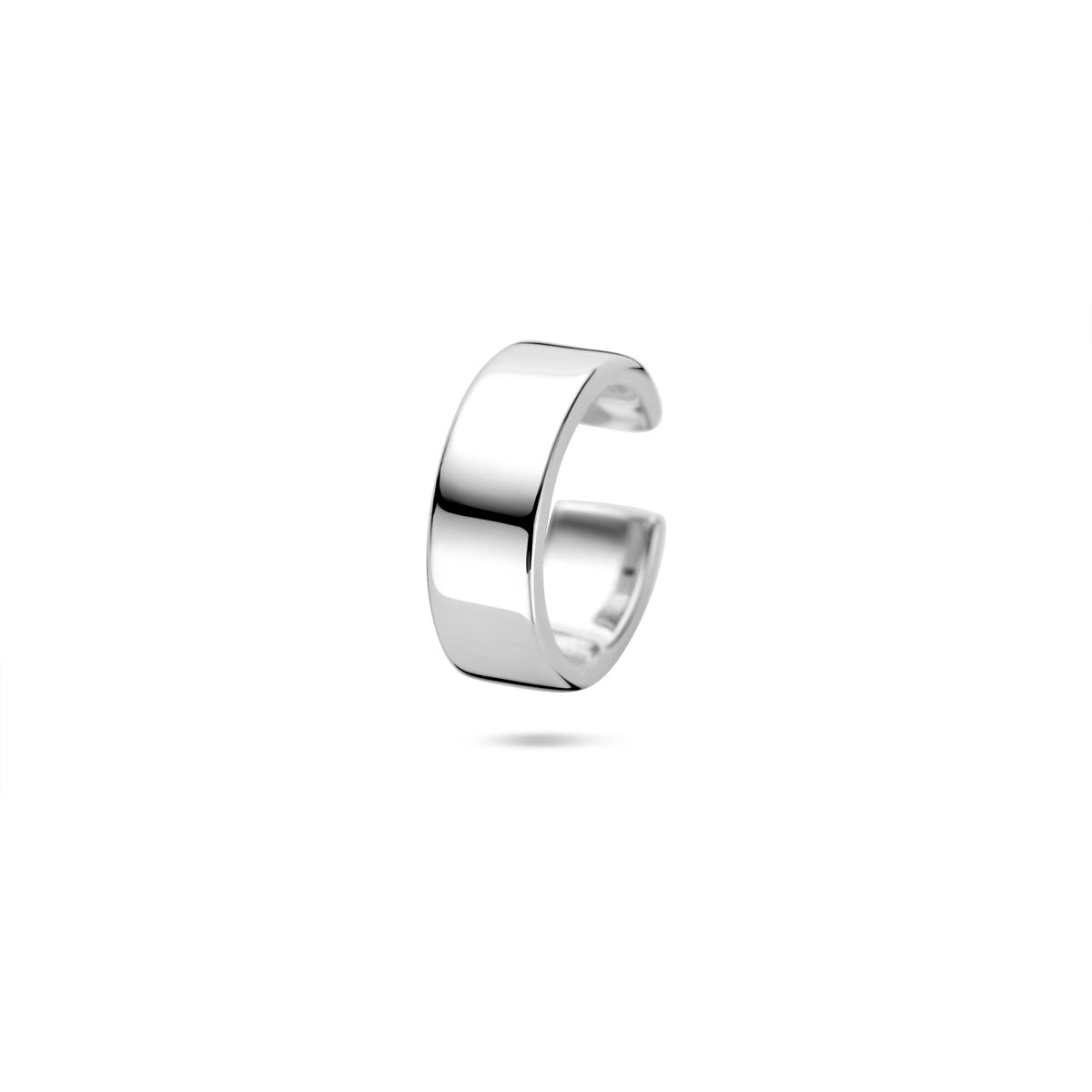 Vooraanzicht van de zilveren ear cuff.