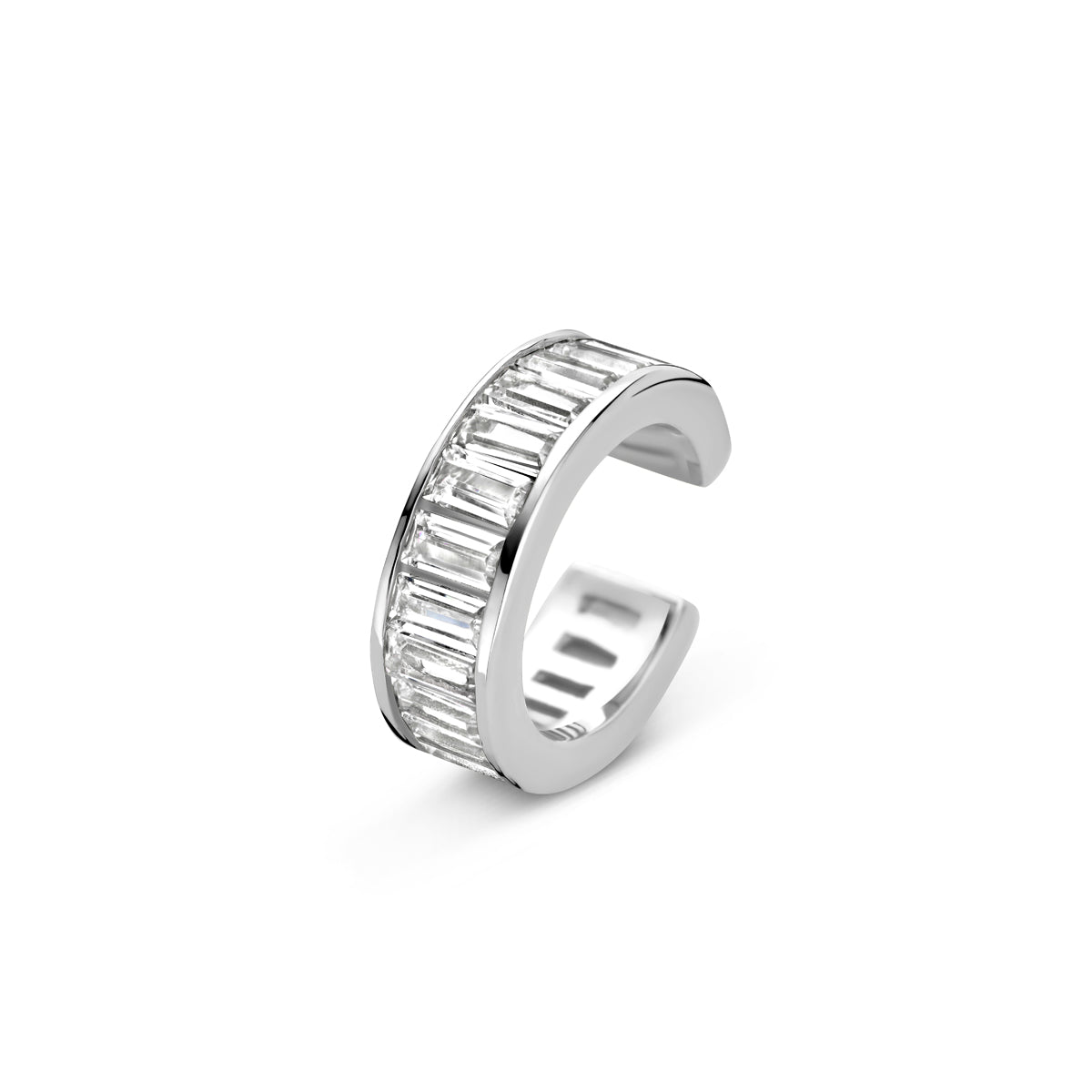 Vooraanzicht van de zilveren ear cuff met zirkonia.