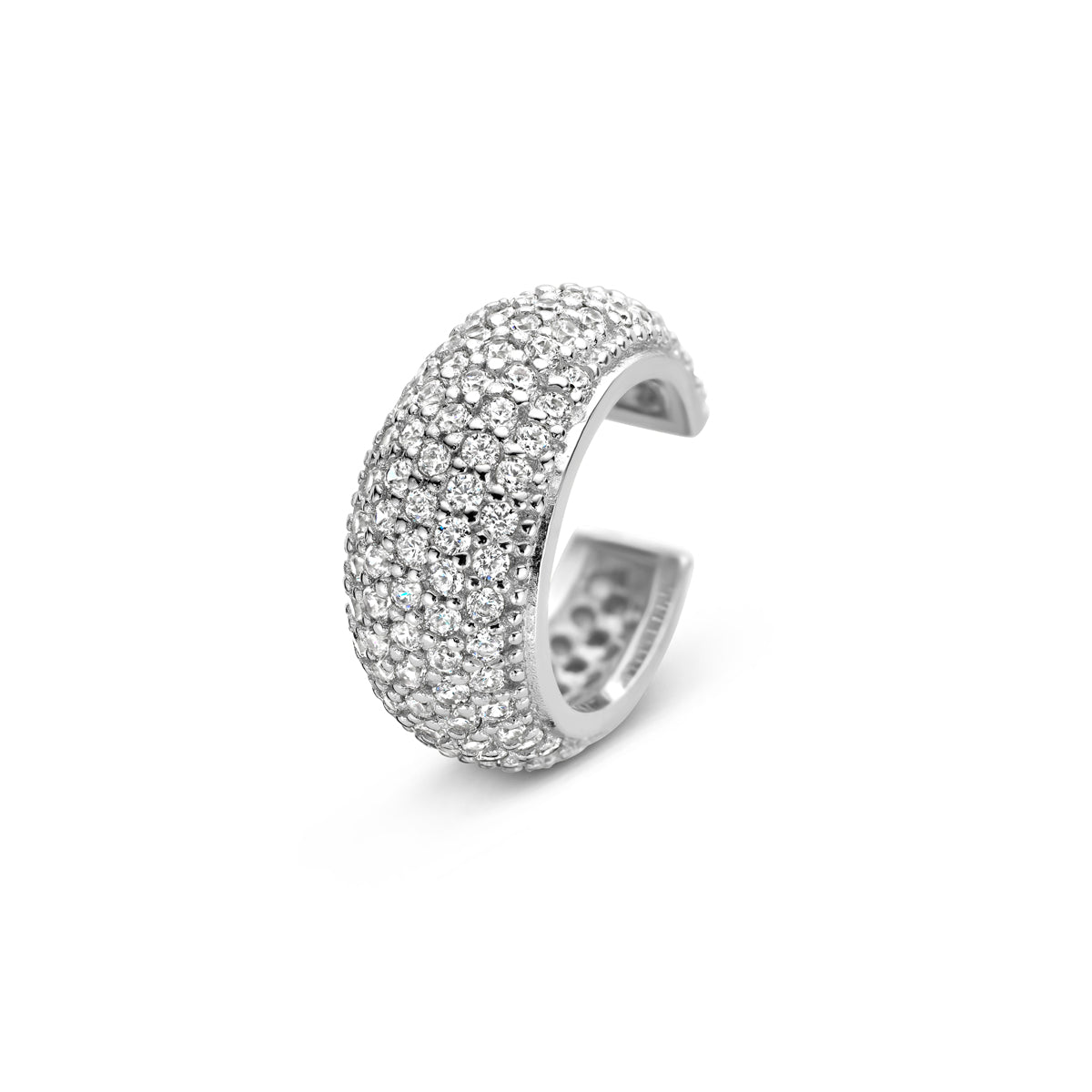Vooraanzicht van de zilveren ear cuff met zirkonia.