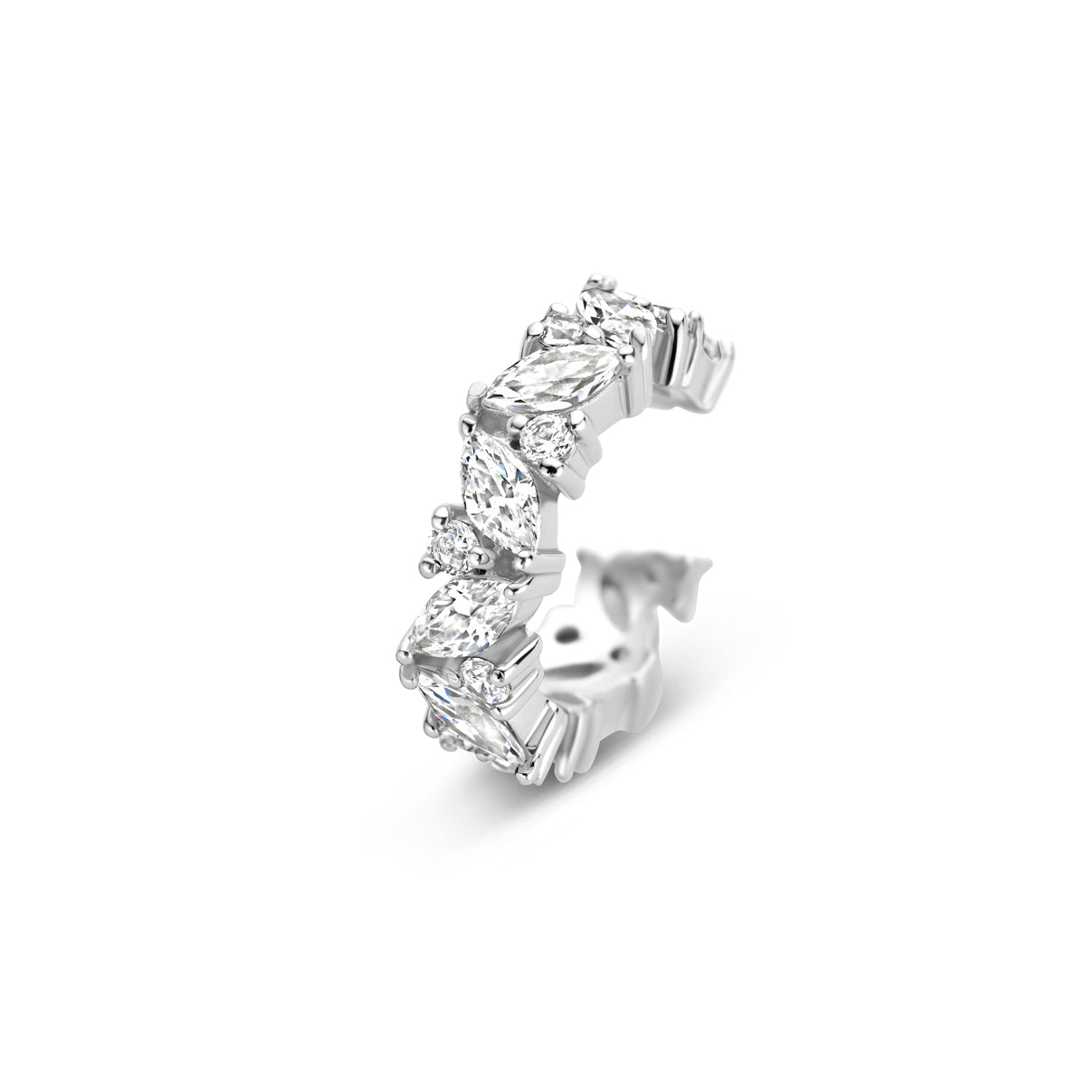 Vooraanzicht van de zilveren ear cuff met zirkonia.