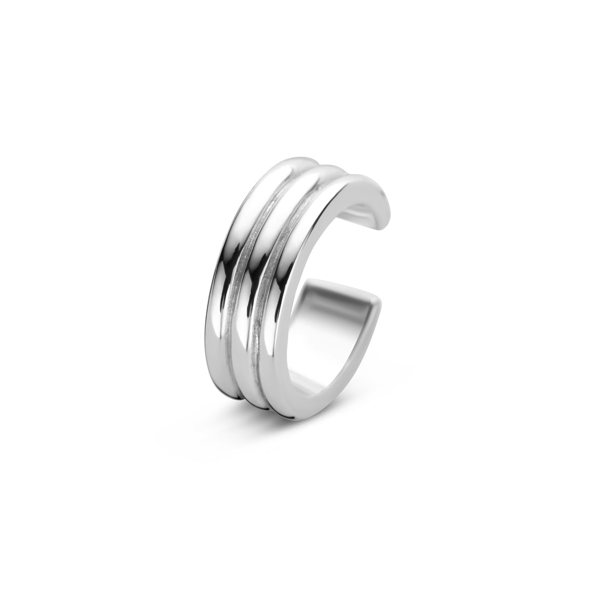 Vooraanzicht van de zilveren ear cuff.