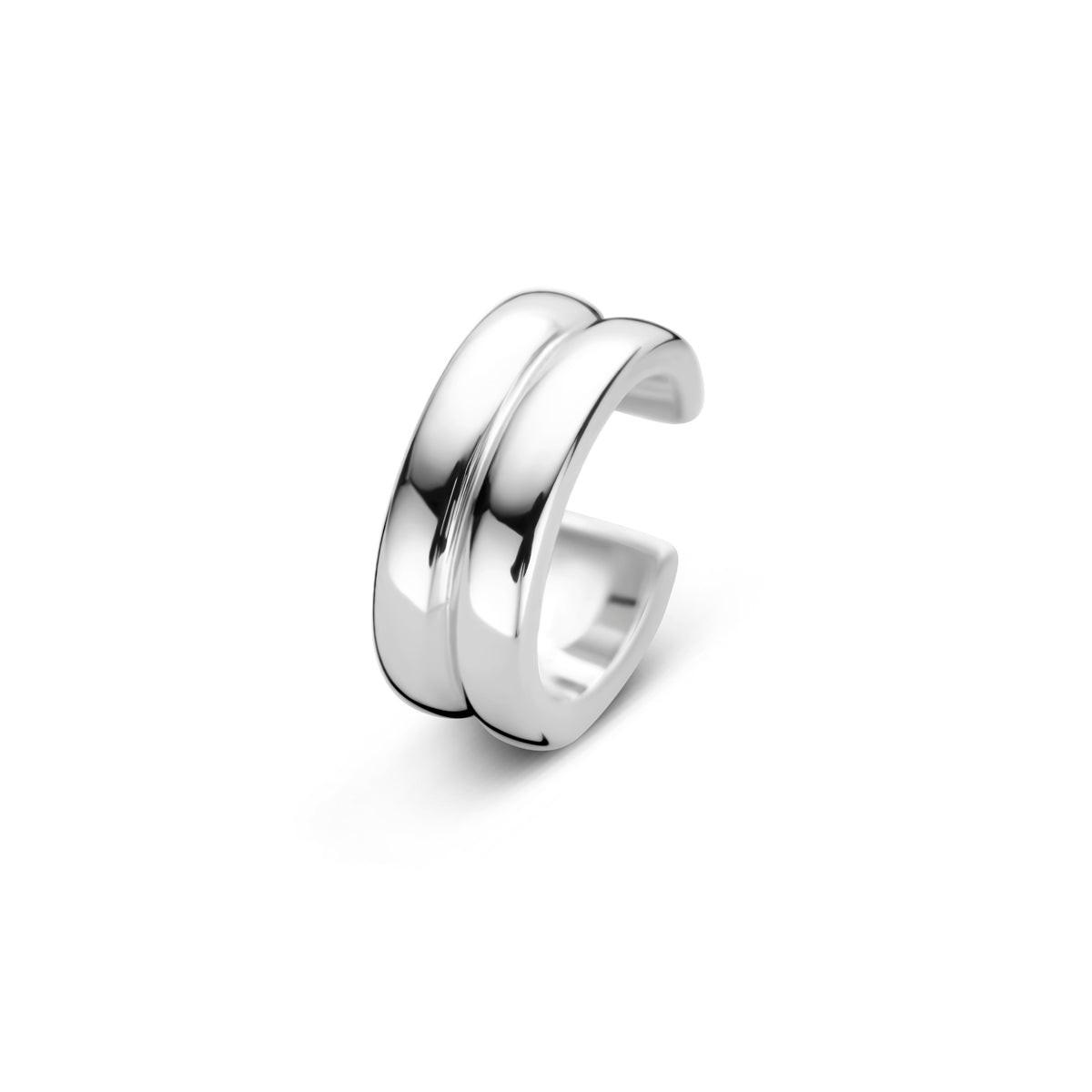 Vooraanzicht van de zilveren ear cuff.