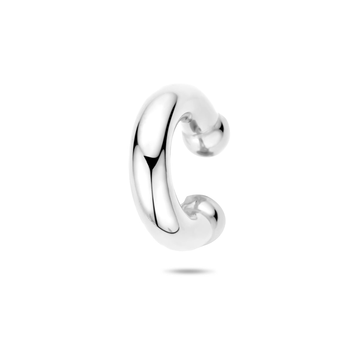 Vooraanzicht van de zilveren ear cuff.
