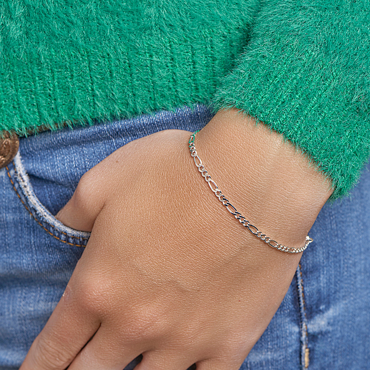 Zilveren figaro armband: model draagt de 925 gerhodineerd zilveren figaro armband van 2,7 mm breed, lengte 18 cm