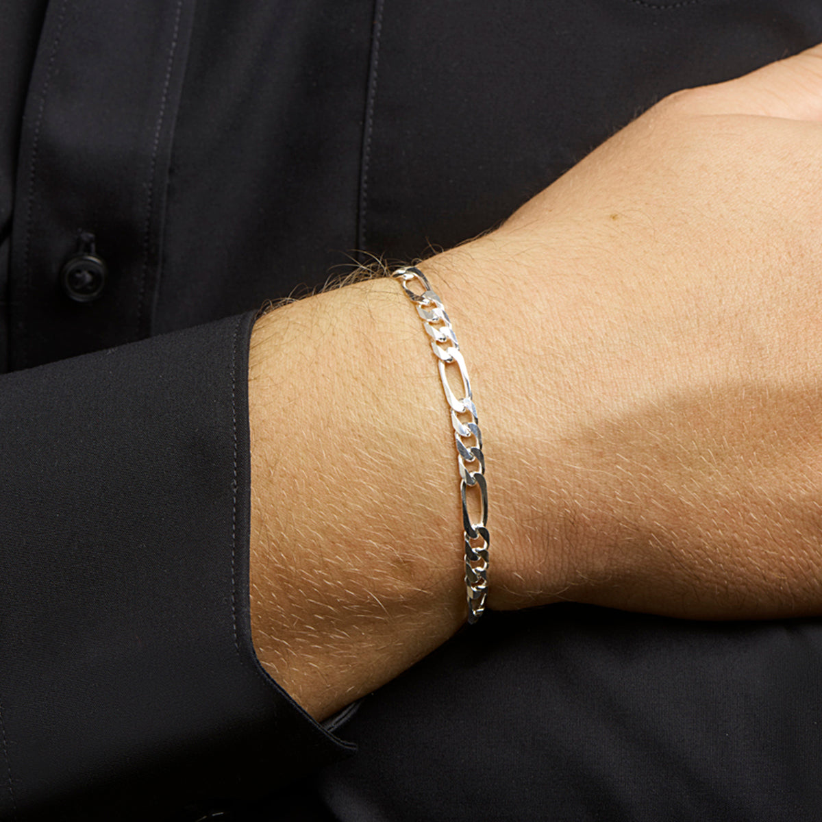 Zilveren figaro armband: model draagt de 925 gerhodineerd zilveren figaro armband van 5,1 mm breed, lengte 20 cm