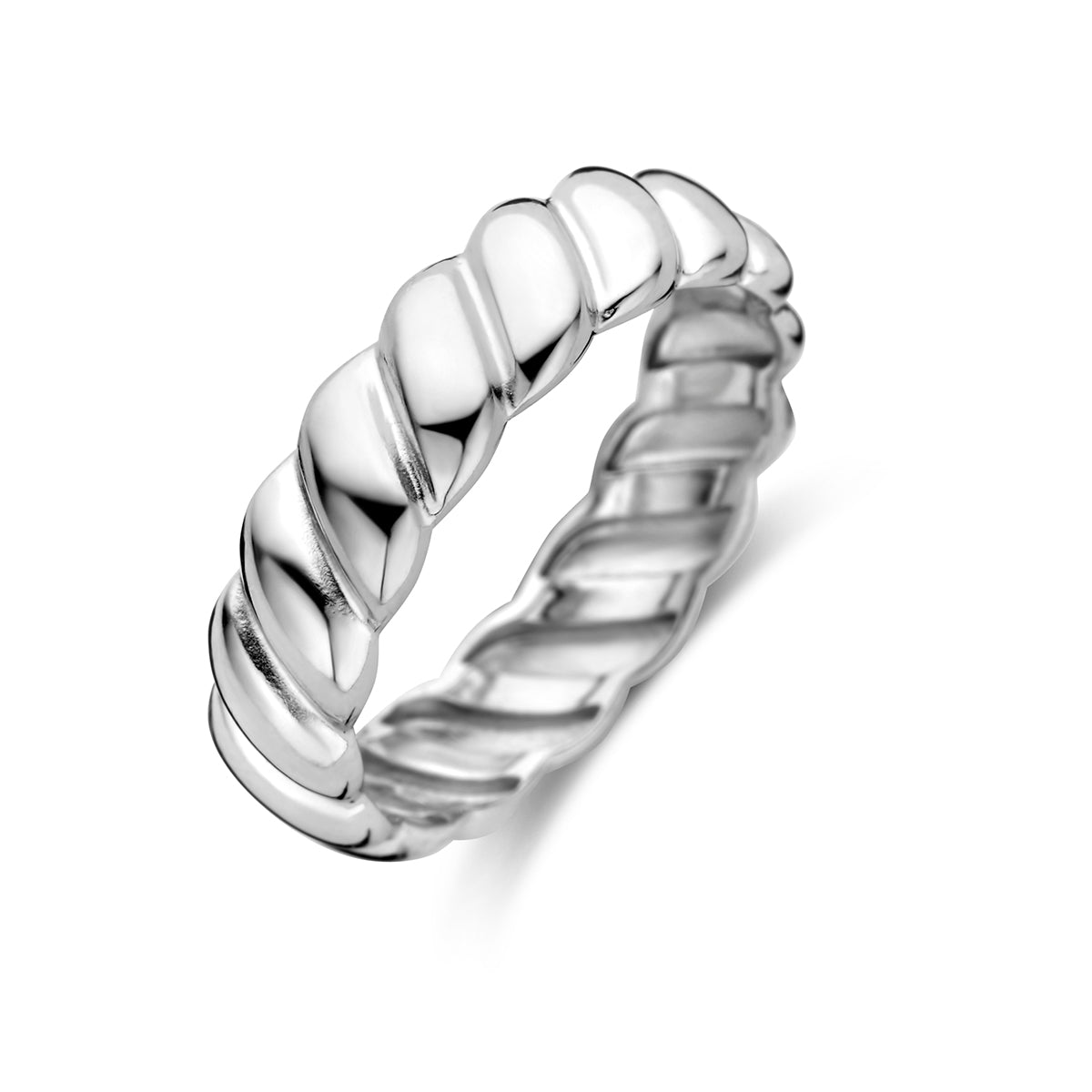 Schuin bovenaanzicht van de zilveren gedraaide ring.