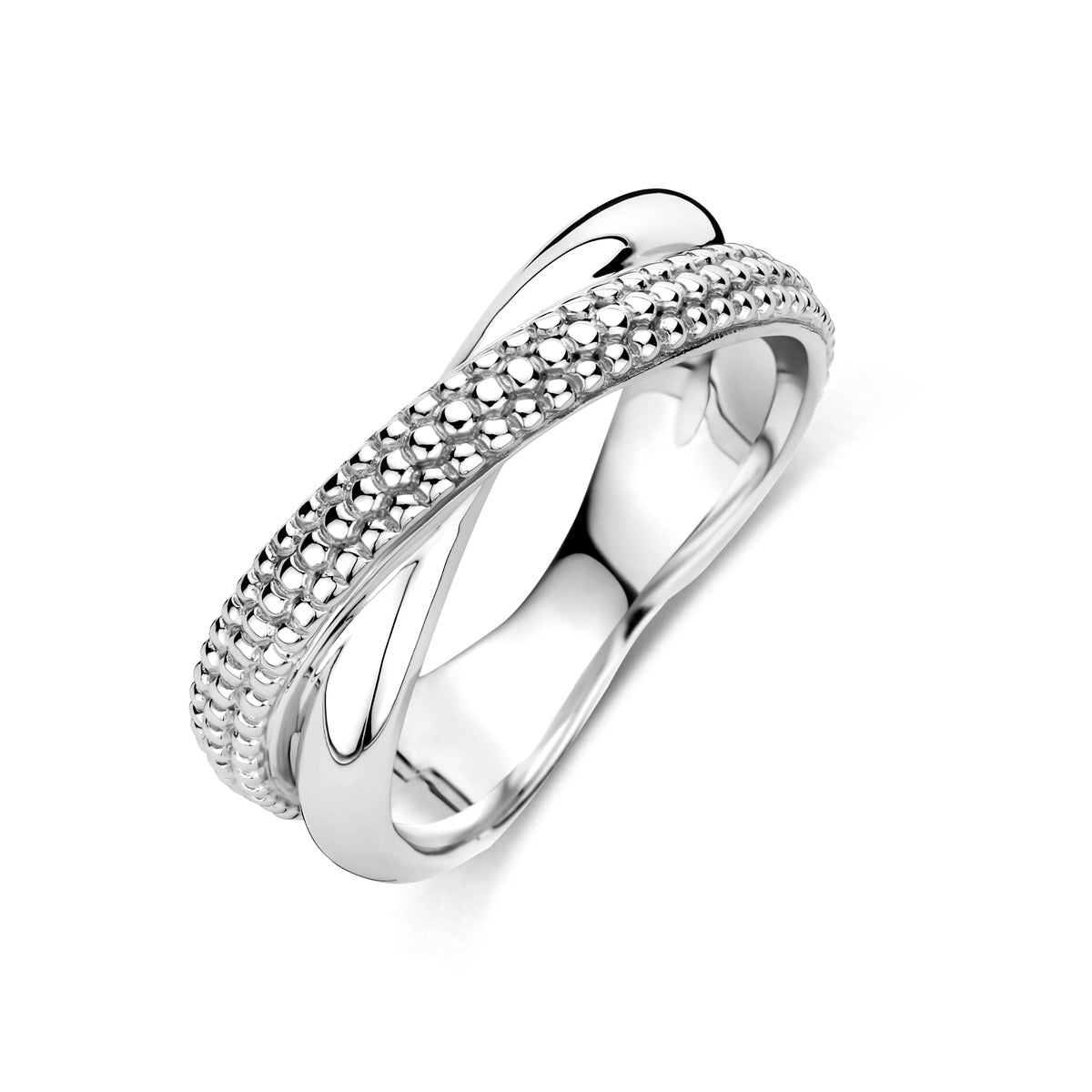 Schuin bovenaanzicht van de zilveren gekruiste ring.