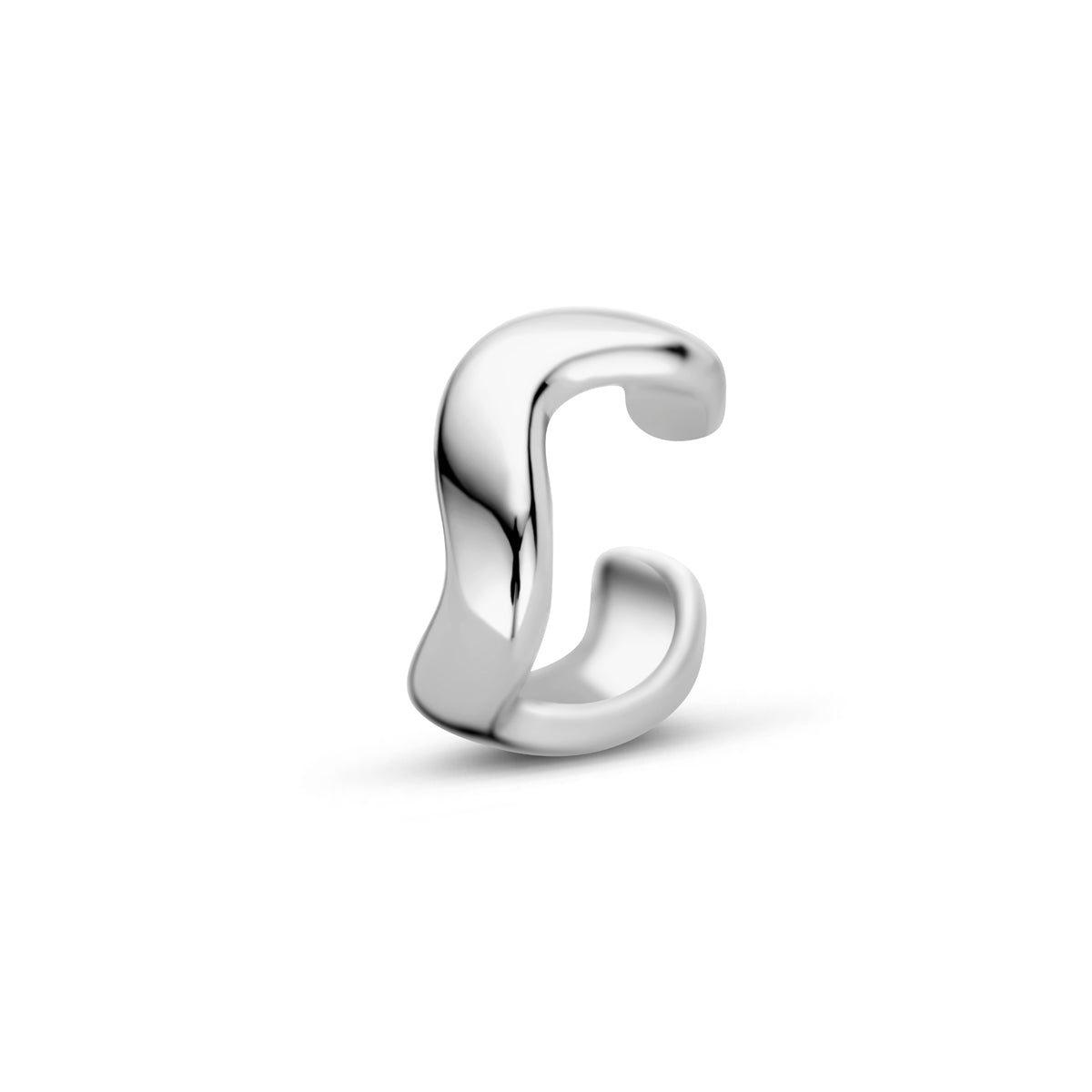 Vooraanzicht van de zilveren ear cuff.