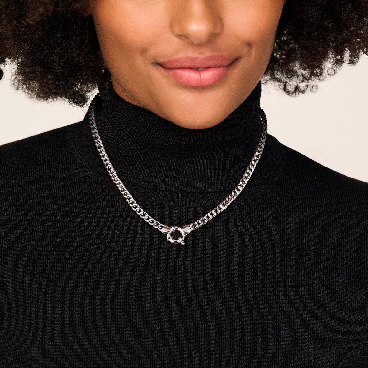 Model draagt de zilveren gourmet ketting om de hals.