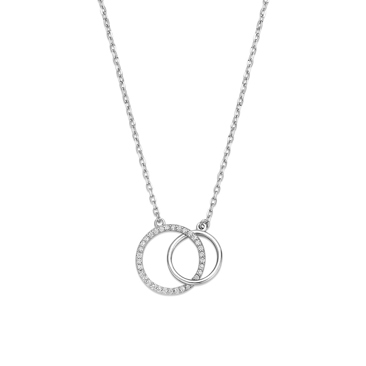 Vooraanzicht van de zilveren halsketting met ronde zirkonia hanger.