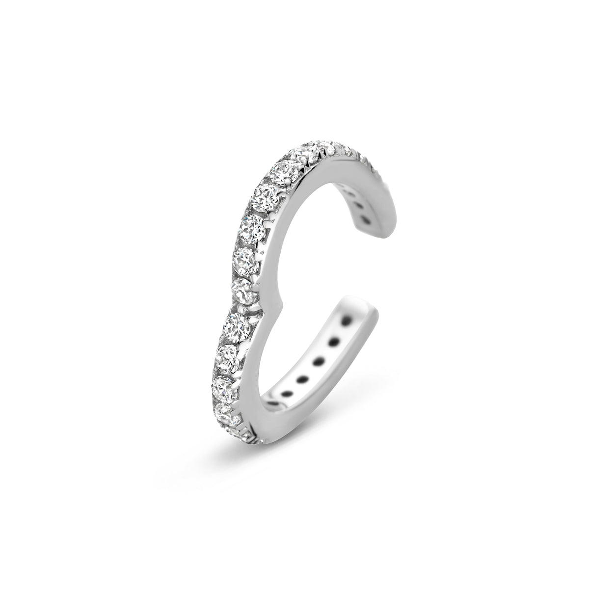 Vooraanzicht van de zilveren hartje ear cuff met zirkonia.