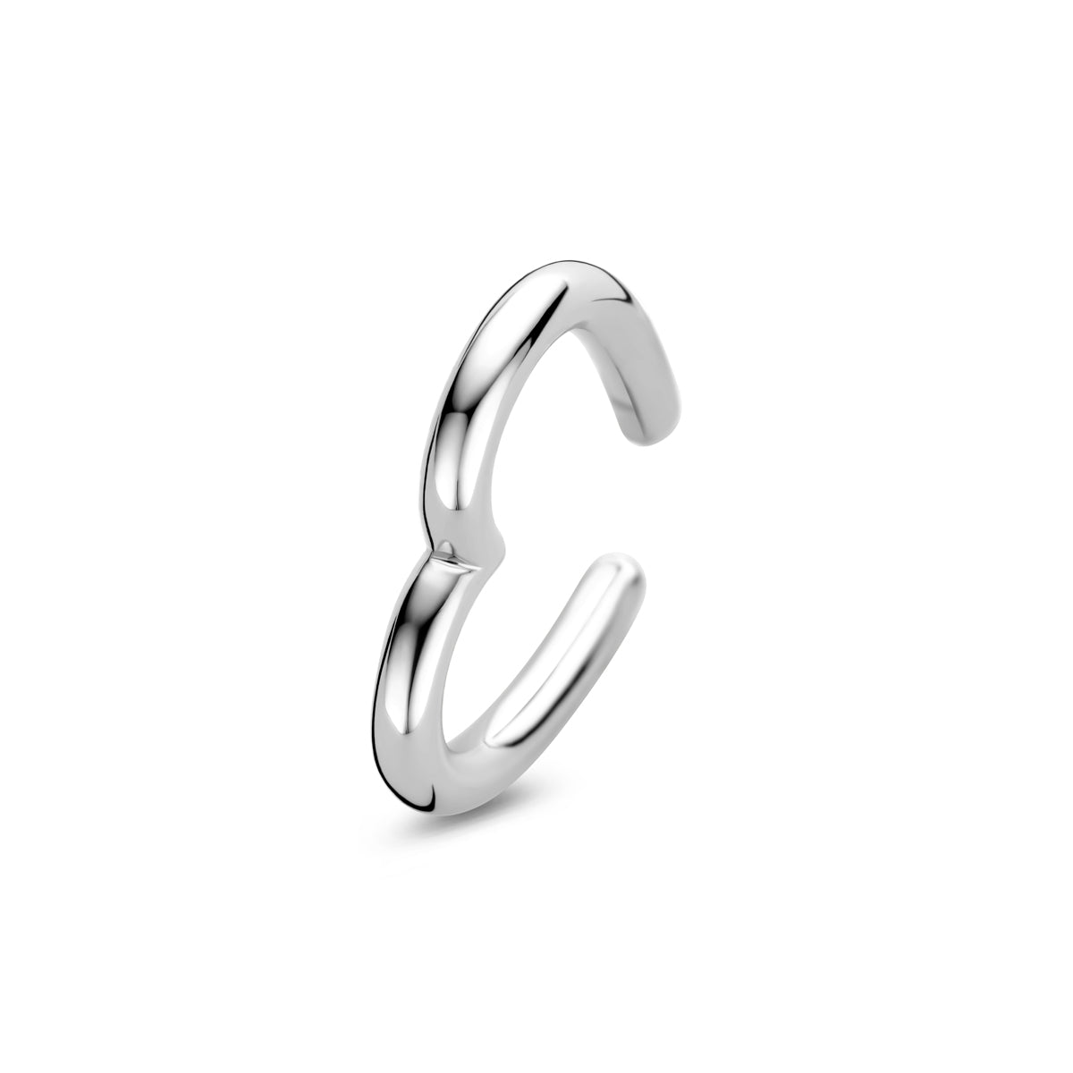 Vooraanzicht van de zilveren hartvormige ear cuff.