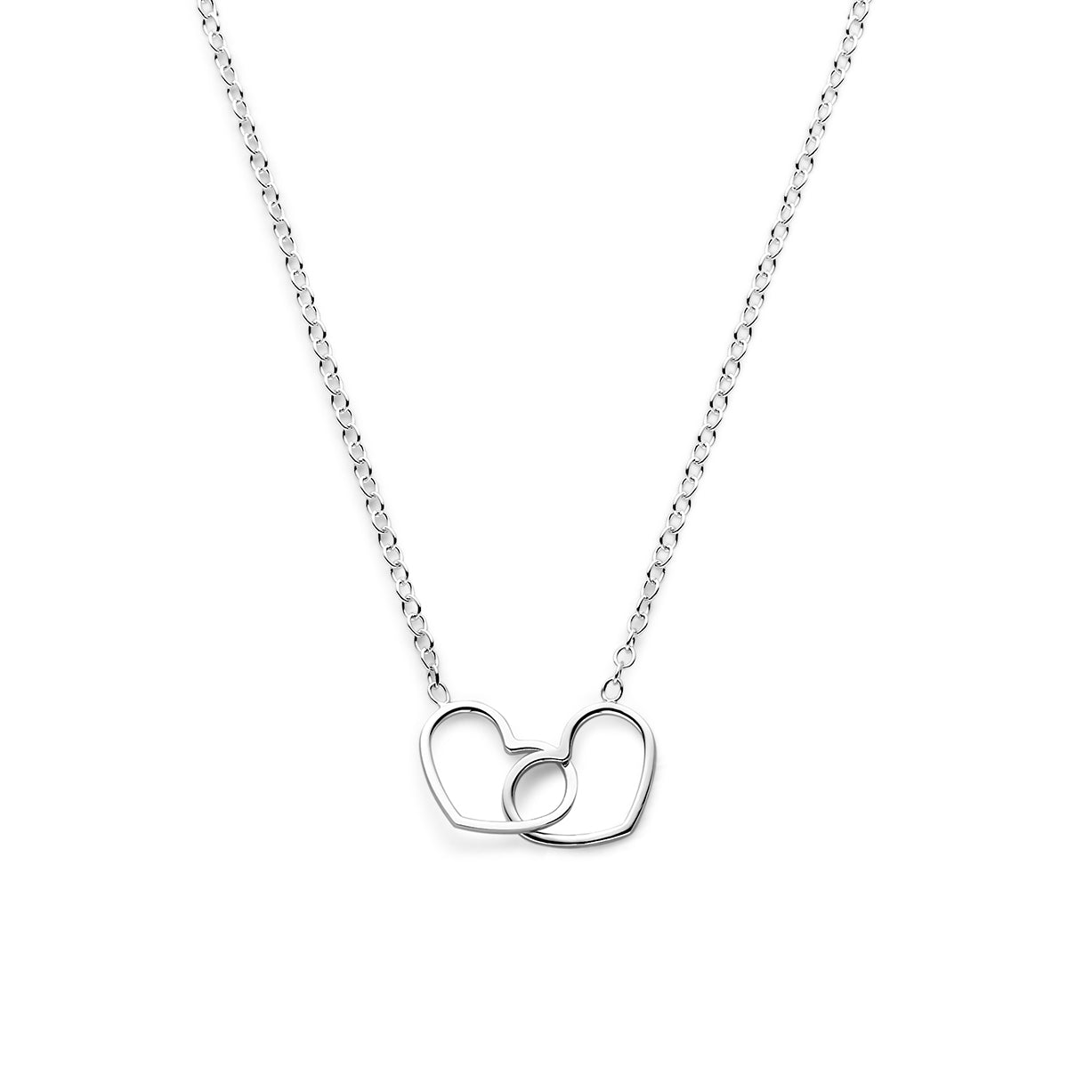 Vooraanzicht van de zilveren ketting met hartjes.