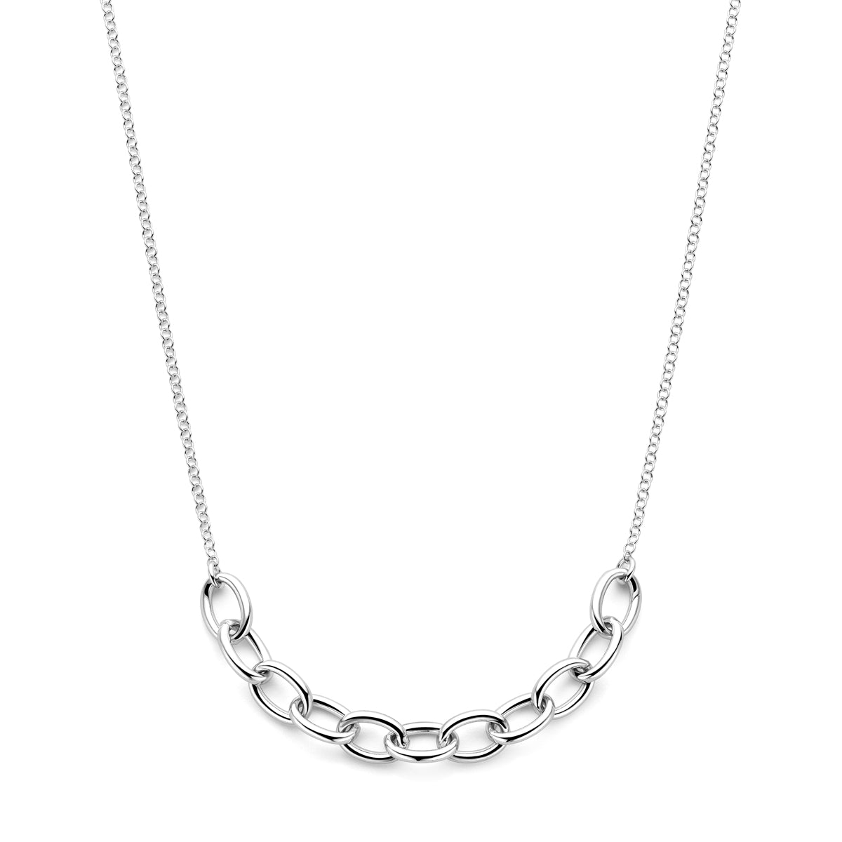 Vooraanzicht van de zilveren ketting met ovale schakels.