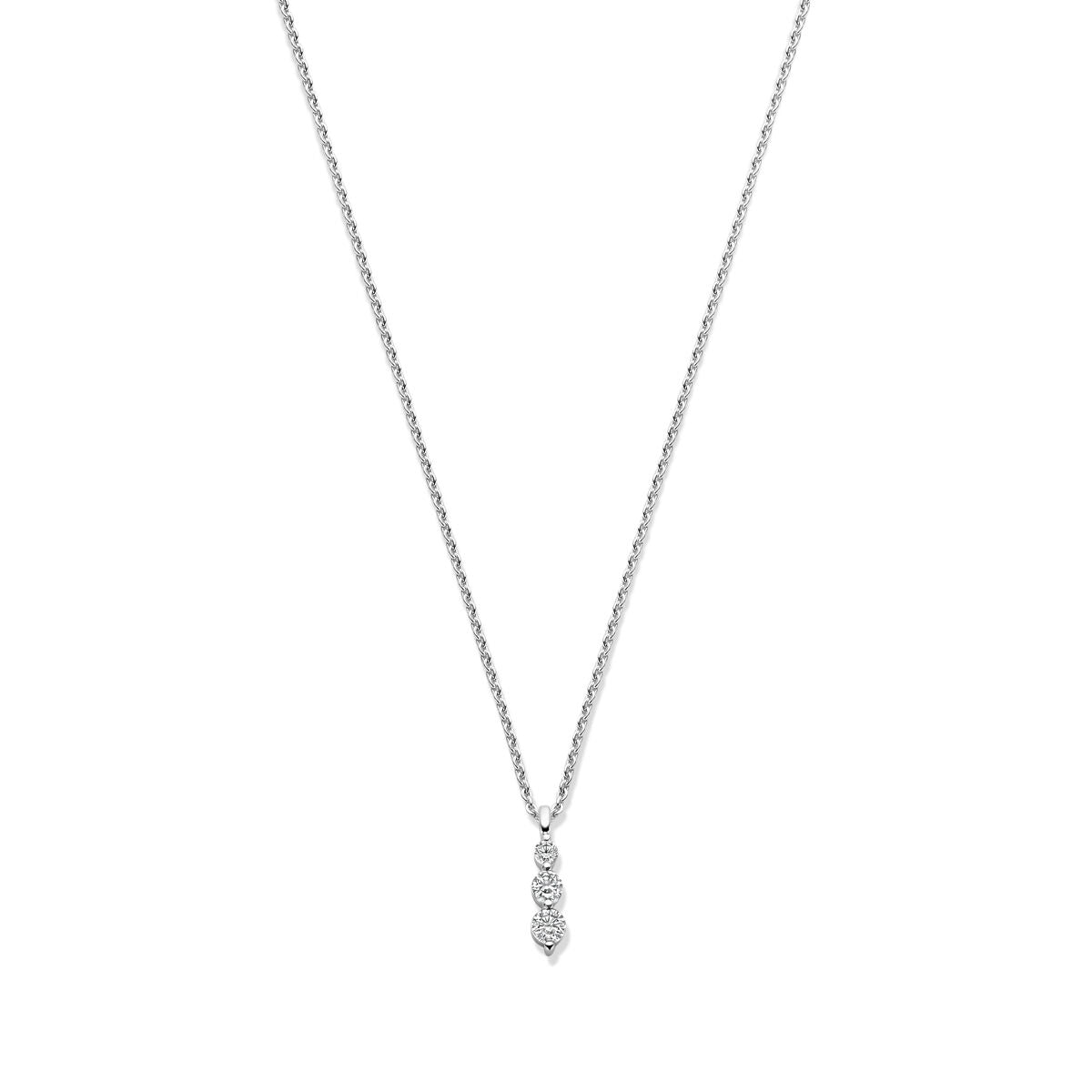 Vooraanzicht van de zilveren ketting met steentjes: een hanger met drie zirkonia.
