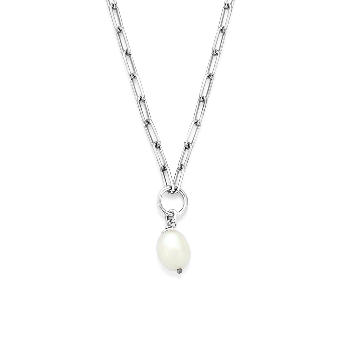 Vooraanzicht van de zilveren ketting met zoetwaterparel.