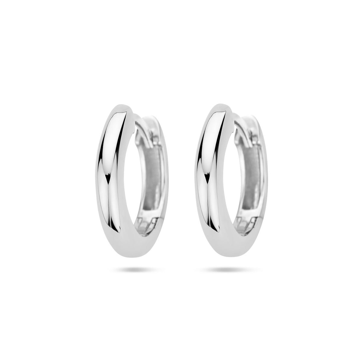 Vooraanzicht van de 925 gerhodineerd zilveren klapoorringen 14 mm, 2,5 mm breed.
