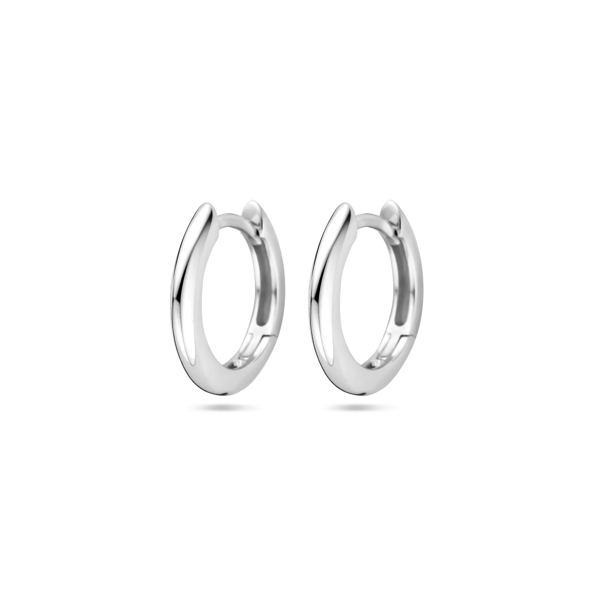 Vooraanzicht van de 925 gerhodineerd zilveren klapoorringen 14 mm.