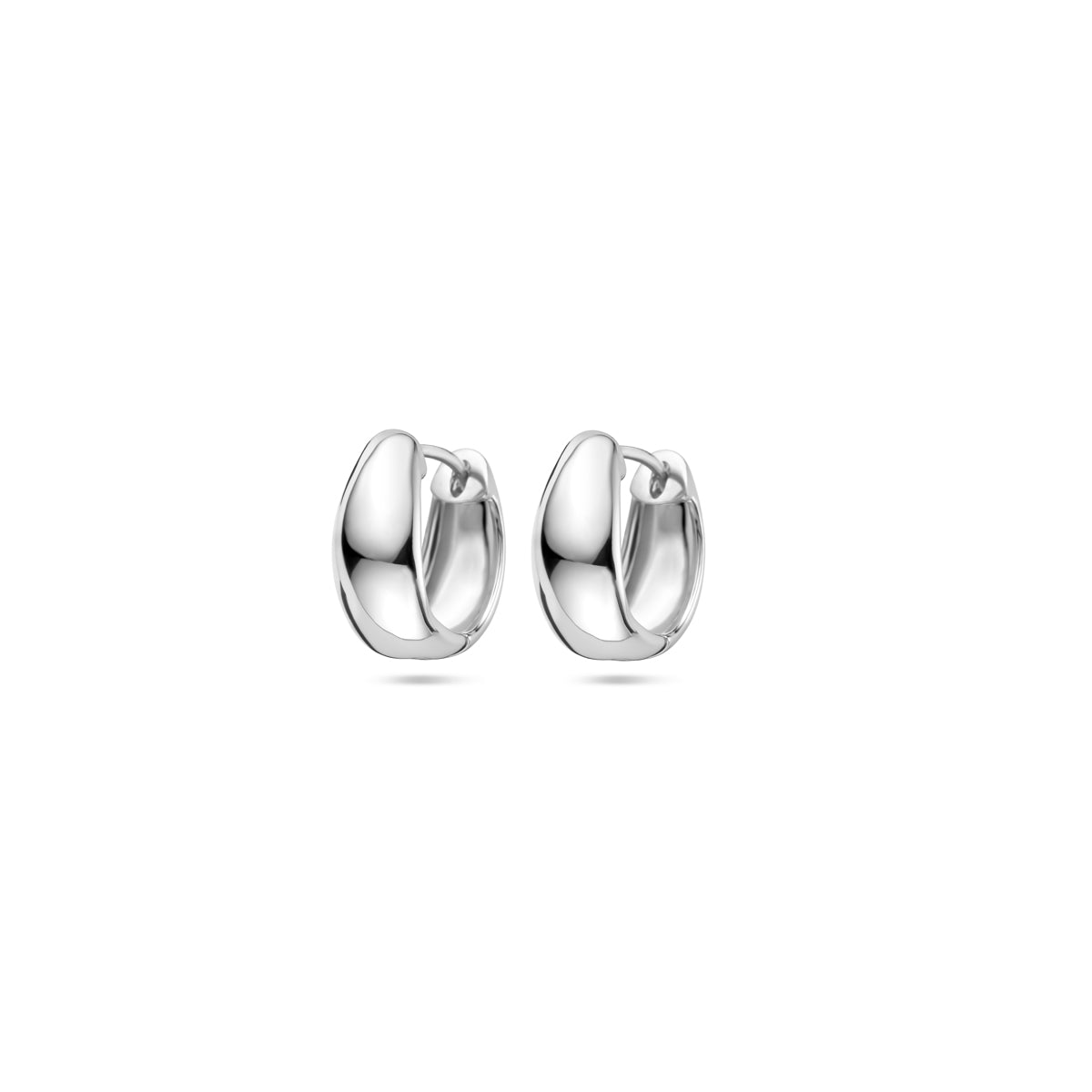 Vooraanzicht van de 925 gerhodineerd zilveren klapoorringen breed en bol 13,5 mm, 7 mm breed.