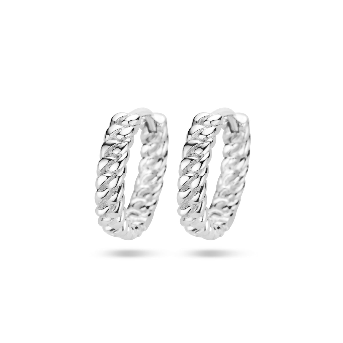 Vooraanzicht van de 925 gerhodineerd zilveren klapoorringen gedraaid 13,5 mm, 3 mm breed.