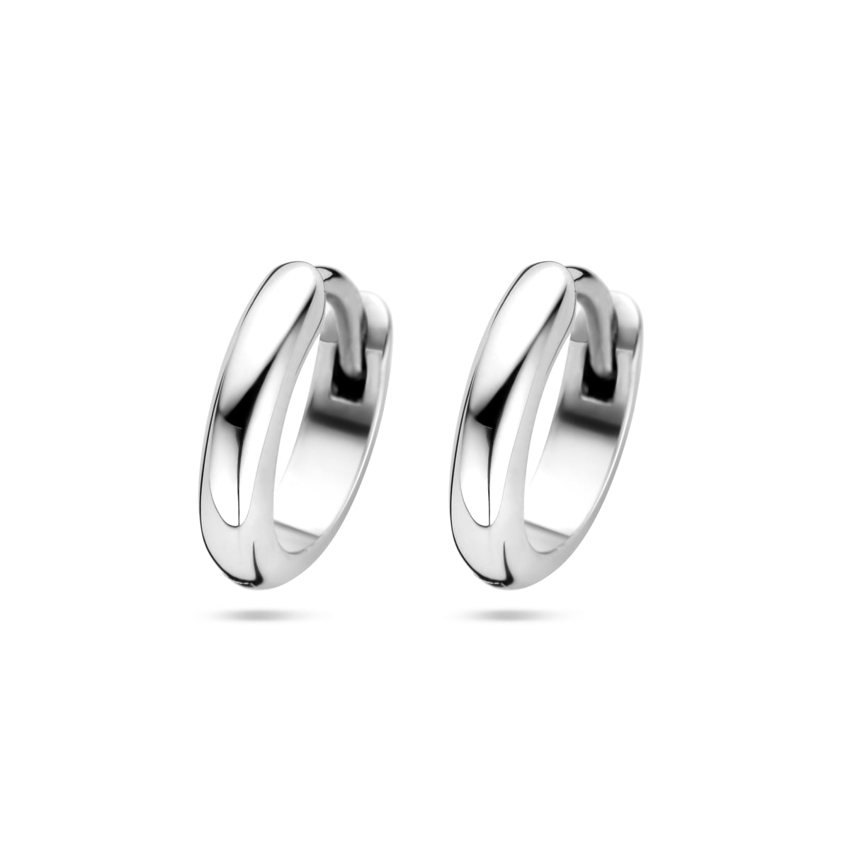 Vooraanzicht van de zilveren klapoorringen halfronde buis in de maat 12,5 mm.