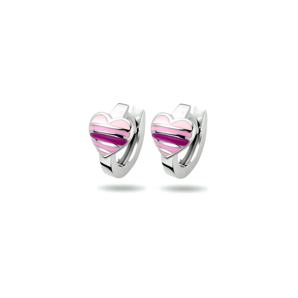 Vooraanzicht van de 925 gerhodineerd zilveren klapoorringen hartje gestreept, 12 mm hoog en 6,5 mm breed.