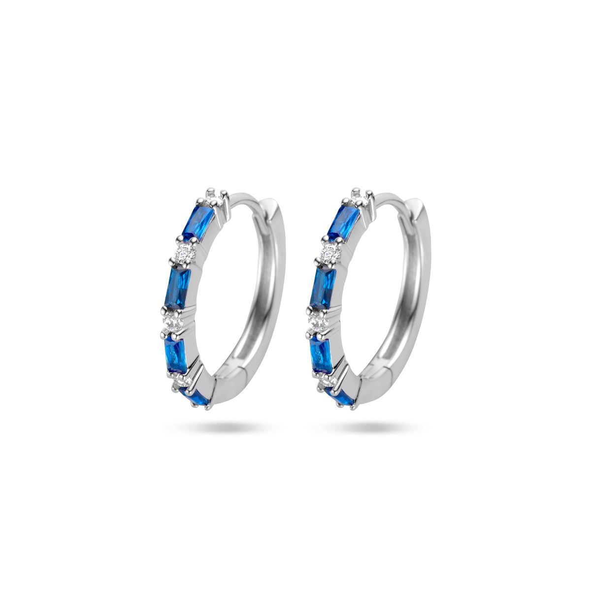 Vooraanzicht van de zilveren klapoorringen met blauwe zirkonia.