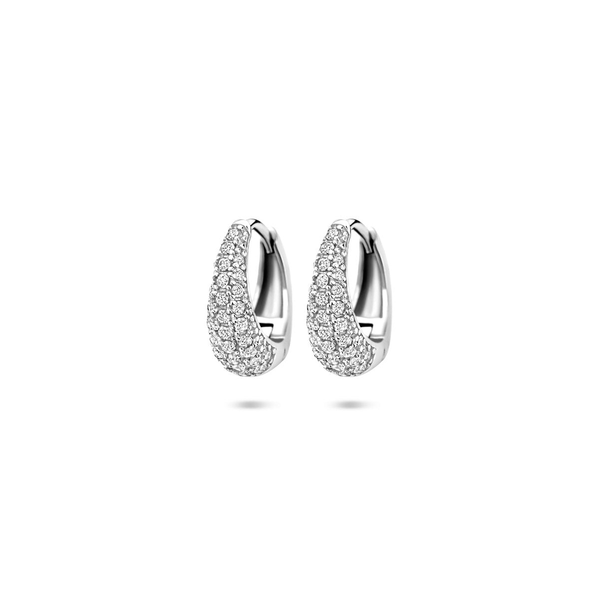 Vooraanzicht van de zilveren klapoorringen met pavé zirkonia.