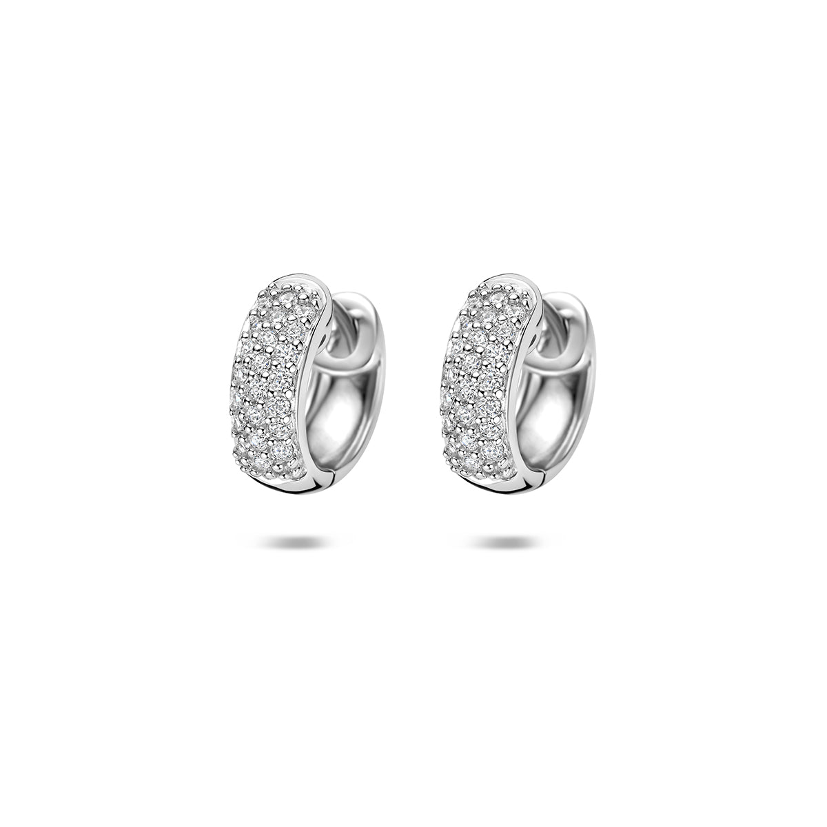 Vooraanzicht van de zilveren klapoorringen met pavé zirkonia.